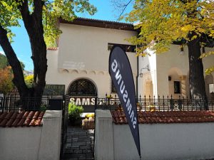 Într-o lumede afaceri din ce în ce mai dinamică, unde imaginea și eficiența comunicării contează mai mult ca oricând, EkoGroup Vila București se remarcă drept una dintre cele mai elegante și bine organizate locații pentru conferințe corporate și evenimente de business. Situată central, pe Strada Polonă nr. 19, vila îmbină farmecul arhitectural al unei clădiri istorice cu facilități moderne, devenind alegerea preferată pentru companiile care pun accent pe calitate, rafinament și rezultate. ________________________________________ Spațiu elegant și complet echipat pentru conferințe corporate EkoGroup Vila oferă un mediu profesional și elegant, ideal pentru conferințe corporate, prezentări de afaceri, întâlniri strategice sau traininguri executive. Fiecare spațiu este conceput pentru a susține evenimente de succes, oferind: ● săli luminoase, cu design rafinat și aer contemporan; ● echipamente audio-video performante (proiector HD, microfoane wireless, sistem de sunet ambiental); ● conexiune Wi-Fi de mare viteză pentru prezentări hibride și transmisiuni live; ● mobilier modular, care permite amenajări flexibile; ● servicii complete de catering și coffee break-uri premium. Prin combinația dintre estetică, funcționalitate și tehnologie, vila creează cadrul ideal pentru prezentări clare, discuții productive și experiențe corporate de impact. ________________________________________ Evenimente de business organizate impecabil Dincolo de infrastructura modernă, EkoGroup Vila oferă un pachet complet de servicii dedicate evenimentelor de business. Echipa sa de organizatori profesioniști se ocupă de fiecare detaliu — de la planificare și logistică, până la decor, protocol și suport tehnic. Fie că este vorba despre o lansare de produs, o conferință de presă, o recepție corporate sau o întâlnire internațională, fiecare eveniment este tratat cu aceeași atenție și eleganță. Printre avantajele care fac diferența: ● poziționare centrală, cu acces facil pentru participanți; ● coordonare completă din partea echipei de evenimente; ● opțiuni personalizate pentru decor și concept vizual; ● parteneriate cu furnizori de catering și servicii premium; ● atmosferă rafinată, perfect echilibrată între formal și relaxat. La EkoGroup Vila, fiecare eveniment business devine o experiență memorabilă, care reflectă profesionalismul și imaginea companiei organizatoare. ________________________________________ Cadru exclusivist pentru branduri care comunică prin eleganță EkoGroup Vila nu este doar o locație — este un simbol al rafinamentului corporate. Designul său interior, finisajele de calitate și echilibrul dintre modern și clasic transformă fiecare conferință sau eveniment într-un moment cu identitate distinctă. Companiile aleg această locație pentru că oferă: ● discreție și confort; ● o atmosferă relaxată, dar profesionistă; ● flexibilitate în organizarea spațiilor; ● un plus de prestigiu pentru orice brand. Fiecare detaliu, de la lumina naturală până la decorul minimalist, contribuie la o experiență elegantă, menită să inspire și să creeze conexiuni de valoare. ________________________________________ Partenerul perfect pentru evenimente corporate reușite ✔️ Poziționare excelentă, în centrul Bucureștiului; ✔️ Spații moderne, complet echipate pentru conferințe și întâlniri corporate; ✔️ Servicii complete – organizare, logistică, decor, catering, asistență tehnică; ✔️ Echipă dedicată, cu experiență în evenimente de business; ✔️ Atmosferă premium, ideală pentru networking și imagine de brand. Prin combinația dintre infrastructură modernă și servicii personalizate, EkoGroup Vila a devenit alegerea principală a companiilor care își doresc evenimente corporate impecabile. ________________________________________ FAQ – Întrebări frecvente 1. Ce tipuri de evenimente pot fi organizate la EkoGroup Vila? Conferințe, workshop-uri, traininguri, recepții corporate, întâlniri internaționale și lansări de brand. 2. Locația oferă servicii complete de organizare? Da. EkoGroup Vila oferă pachet complet – logistică, catering, decor și asistență tehnică. 3. Este potrivită pentru conferințe hibride? Da, vila este echipată pentru prezentări online și transmisiuni live. 4. Se pot personaliza evenimentele în funcție de companie? Absolut. Echipa adaptează conceptul, decorul și organizarea conform cerințelor brandului. 5. Cum se pot face rezervările? Prin telefon la 0771 303 303 sau prin email la corporate@ekogroup.ro. ________________________________________ EkoGroup Vila – locul unde evenimentele corporate devin experiențe memorabile Dacă îți dorești o locație elegantă, centrală și perfect adaptată pentru conferințe corporate sau evenimente de business, EkoGroup Vila București este alegerea ideală. Aici, profesionalismul se întâlnește cu rafinamentul, iar fiecare detaliu este gândit pentru a oferi eficiență, confort și imagine de brand impecabilă. De la conferințe internaționale și workshop-uri de echipă, până la recepții corporate și întâlniri executive, EkoGroup Vila oferă tot ce ai nevoie pentru un eveniment reușit — tehnologie modernă, servicii premium și o echipă dedicată succesului tău. 📍 Adresă: Str. Polonă nr. 19, Sector 1, București 📞 Telefon / WhatsApp: 0771 303 303 📧 Email: corporate@ekogroup.ro 🌐 https://ekogroup-vila.ro Descoperă EkoGroup Vila București – locul unde conferințele corporate și evenimentele de business capătă eleganță, profesionalism și valoare durabilă.